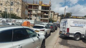 עומסי תנועה ברחוב עמק רפאים בירושלים לצד בנייה ועבודות תשתית
