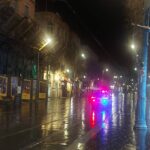 ניידת משטרה באזור ירושלים בשעות הלילה עם אורות מהבהבים