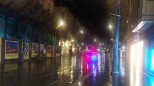 ניידת משטרה באזור ירושלים בשעות הלילה עם אורות מהבהבים