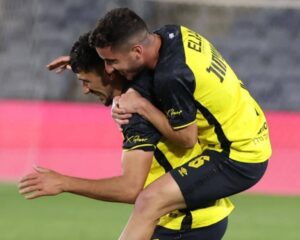 שחקני בית"ר ירושלים, ירדן כהן וזיו בן שימול, חוגגים שער ניצחון בדקות האחרונות