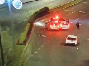 ניידות משטרה חוסמות רכב גנוב במהלך מרדף בירושלים