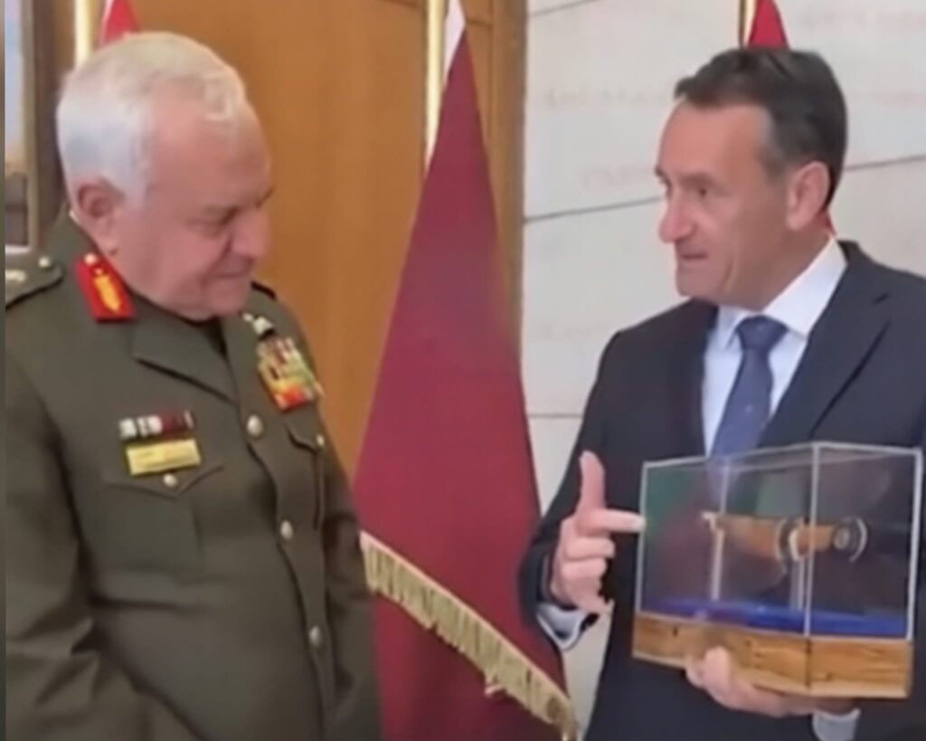 הרמטכ"ל לשעבר הרצי הלוי מעניק פגיון לרמטכ"ל הירדני בפגישה חשאית הקשורה לקרב גבעת התחמושת בירושלים