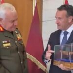 הרמטכ"ל לשעבר הרצי הלוי מעניק פגיון לרמטכ"ל הירדני בפגישה חשאית הקשורה לקרב גבעת התחמושת בירושלים