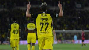 עומר אצילי חוגג בניצחון בית"ר ירושלים בדרבי