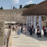 מתפללים ומבקרים ברחבת הכותל המערבי בירושלים לאחר הסרת ההגבלות הביטחוניות באפריל 2026