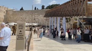 מתפללים ומבקרים ברחבת הכותל המערבי בירושלים לאחר הסרת ההגבלות הביטחוניות באפריל 2026