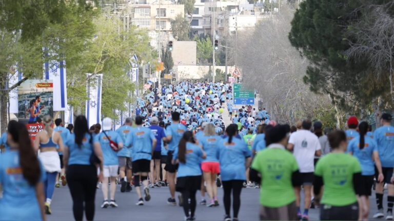 Coureurs participant au marathon de Jérusalem 2026 dans les rues de la ville