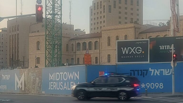 Полицейский автомобиль в центре Иерусалима