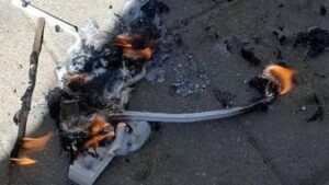 דגל ישראל שרוף על הקרקע לאחר הצתה בירושלים