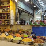 דוכן תבלינים צבעוני בשוק מחנה יהודה בירושלים בעונת המעבר