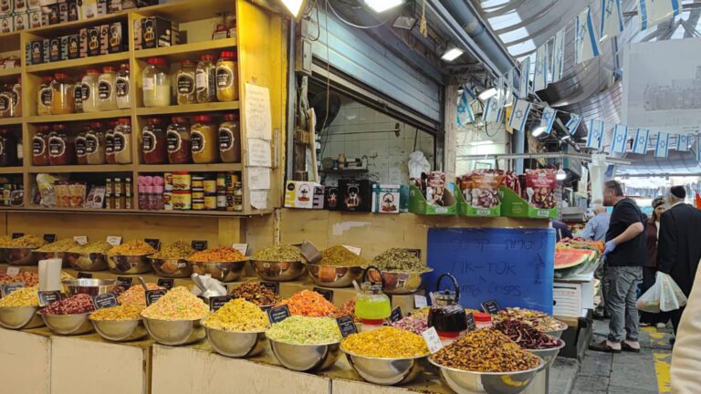Étal coloré d’épices au marché Mahane Yehuda à Jérusalem pendant la transition des saisons
