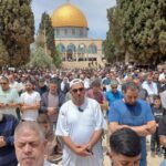 מתפללים מוסלמים בתפילת יום שישי במסגד אל אקצא בירושלים