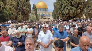 מתפללים מוסלמים בתפילת יום שישי במסגד אל אקצא בירושלים