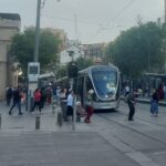 הרכבת הקלה ברחוב יפו בירושלים לצד הולכי רגל במרכז העיר