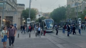 הרכבת הקלה ברחוב יפו בירושלים לצד הולכי רגל במרכז העיר