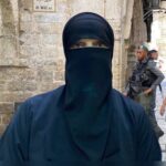 מונתהא אמארה במהלך פעילות ציבורית בירושלים