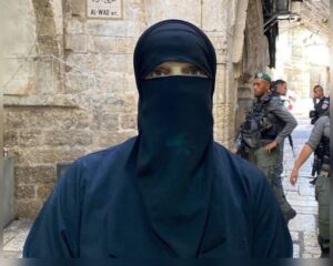 מונתהא אמארה במהלך פעילות ציבורית בירושלים
