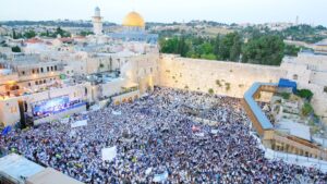 המונים ברחבת הכותל המערבי בירושלים במהלך אירוע חגיגי, כשברקע כיפת הסלע והעיר העתיקה