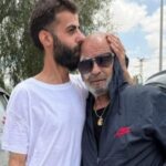 ג'ון ויליאם קאקיש לאחר שחרורו מהכלא לצד אביו