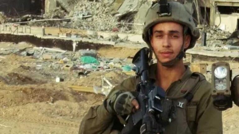 Le sergent Shmuel Assouline, réserviste de Tsahal originaire de Jérusalem, sur fond de destructions dans la bande de Gaza
