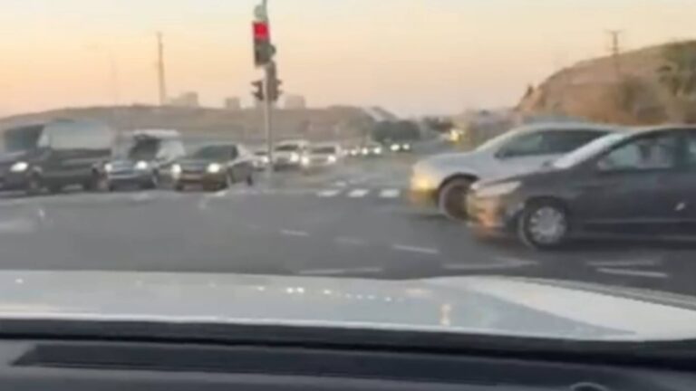 Погоня за угнанным автомобилем в районе Иерусалима, за несколько мгновений до задержания подозреваемого