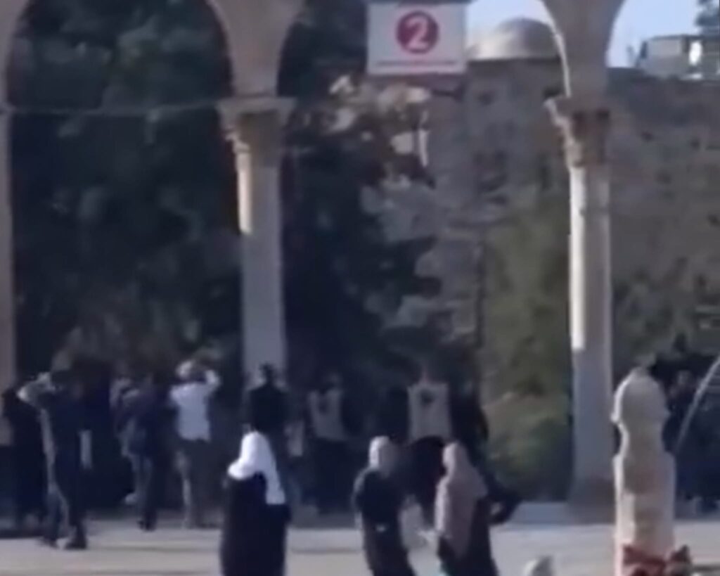 תיעוד מהר הבית בירושלים, סמוך לאחד משערי הכניסה למתחם, במהלך ניסיון כניסה של קבוצת צעירים יהודים