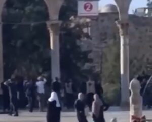 תיעוד מהר הבית בירושלים, סמוך לאחד משערי הכניסה למתחם, במהלך ניסיון כניסה של קבוצת צעירים יהודים