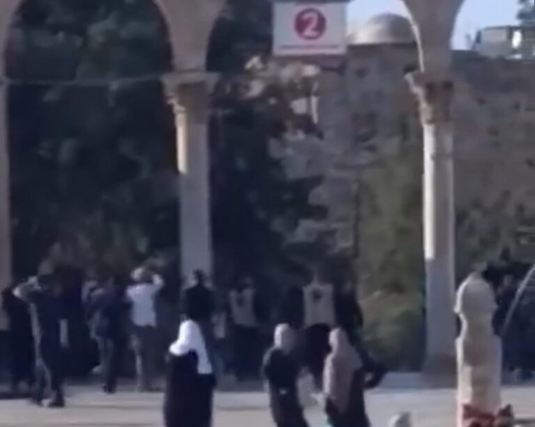 : توثيق من الحرم القدسي في القدس، قرب أحد أبواب الدخول إلى المجمع، خلال محاولة دخول مجموعة من الشبان اليهود