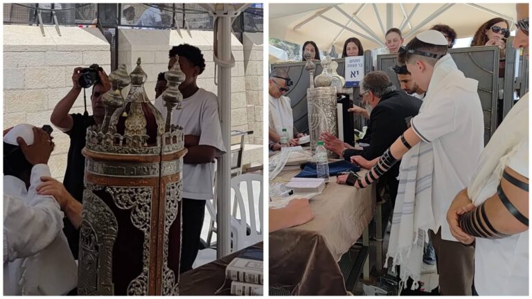 Collage de célébrations de bar-mitsva sur l’esplanade du Mur occidental à Jérusalem, avec des garçons enveloppés dans des talits près d’un rouleau de Torah