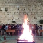 מדורת ל"ג בעומר ברחבת הכותל המערבי בירושלים מול קהל מתפללים
