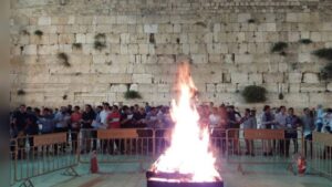מדורת ל"ג בעומר ברחבת הכותל המערבי בירושלים מול קהל מתפללים