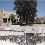 קולאז' המציג את בית הספר הערבי-פלסטיני המקצועי ליתומים בצפון ירושלים ותצלום ארכיון של תלמידים בחצר המוסד