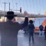 מפגינים סמוך לגשר המיתרים בירושלים, במהלך מחאה נגד חוק הגיוס ומעצר עריקים