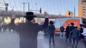 מפגינים סמוך לגשר המיתרים בירושלים, במהלך מחאה נגד חוק הגיוס ומעצר עריקים