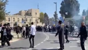 מפגינים במהלך הפרת סדר בירושלים על רקע המחאה נגד גיוס בני ישיבות ומעצר עריקים