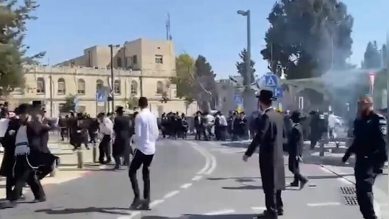 מפגינים במהלך הפרת סדר בירושלים על רקע המחאה נגד גיוס בני ישיבות ומעצר עריקים