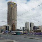 מגדל מגורים בבנייה סמוך לרכבת הקלה ולכניסה לירושלים