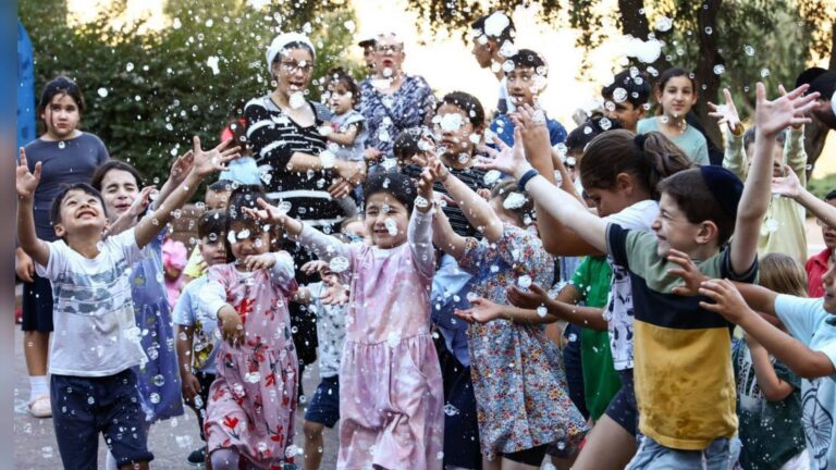 Enfants et familles lors d’un événement estival communautaire à Jérusalem