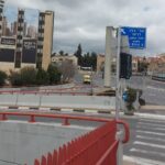 שדרות בגין דרום בירושלים תחת שמיים קודרים, כשברקע העיר נראית דלילה ושקטה בצל המלחמה