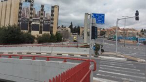 שדרות בגין דרום בירושלים תחת שמיים קודרים, כשברקע העיר נראית דלילה ושקטה בצל המלחמה