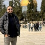 : ג'יהאד נאצר קוואס, פעיל פלסטיני-ירושלמי, ברחבת הר הבית בירושלים כשברקע כיפת הסלע