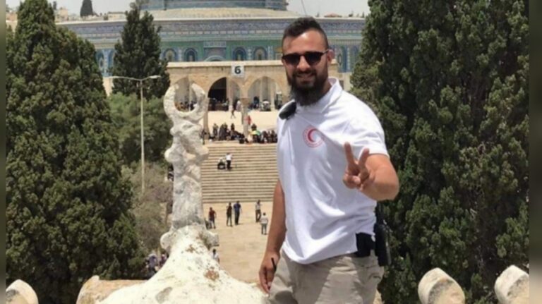 عرين الزعانين على خلفية قبة الصخرة والحرم القدسي في القدس