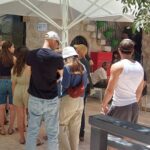 מבלים עומדים בתור בבית הקפה "בסמטה" הפתוח בשבת ברחוב אגריפס בירושלים