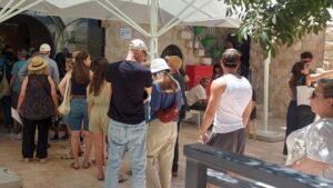 מבלים עומדים בתור בבית הקפה "בסמטה" הפתוח בשבת ברחוב אגריפס בירושלים
