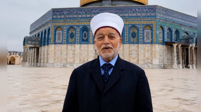 مفتي القدس الشيخ محمد حسين أمام قبة الصخرة في الحرم القدسي