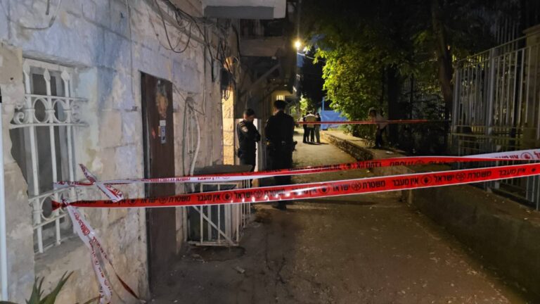 Enquête policière sur les lieux du meurtre dans le quartier de Nahlaot à Jérusalem