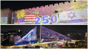 חומות העיר העתיקה וגשר המיתרים בירושלים מוארים בצבעי דגל ארה"ב