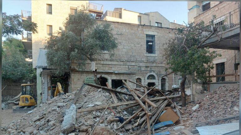 Demolition and clearing work at the site of the former Link Restaurant on Hamaalot Street in Jerusalem