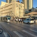 הרכבת הקלה, הולכי רגל ובתי עסק סמוך לשוק מחנה יהודה בירושלים במהלך תשעת הימים
