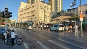 הרכבת הקלה, הולכי רגל ובתי עסק סמוך לשוק מחנה יהודה בירושלים במהלך תשעת הימים